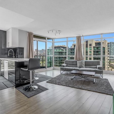 2 Bedroom Waterfront Condo Downtown W/ Free Parking تورونتو المظهر الخارجي الصورة