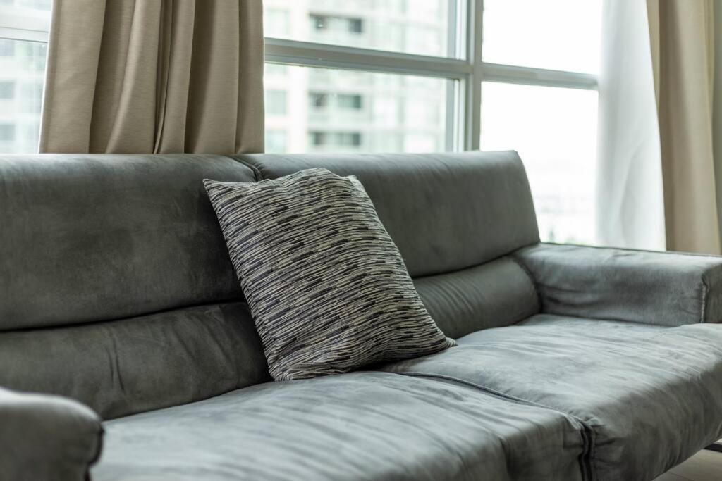2 Bedroom Waterfront Condo Downtown W/ Free Parking تورونتو المظهر الخارجي الصورة