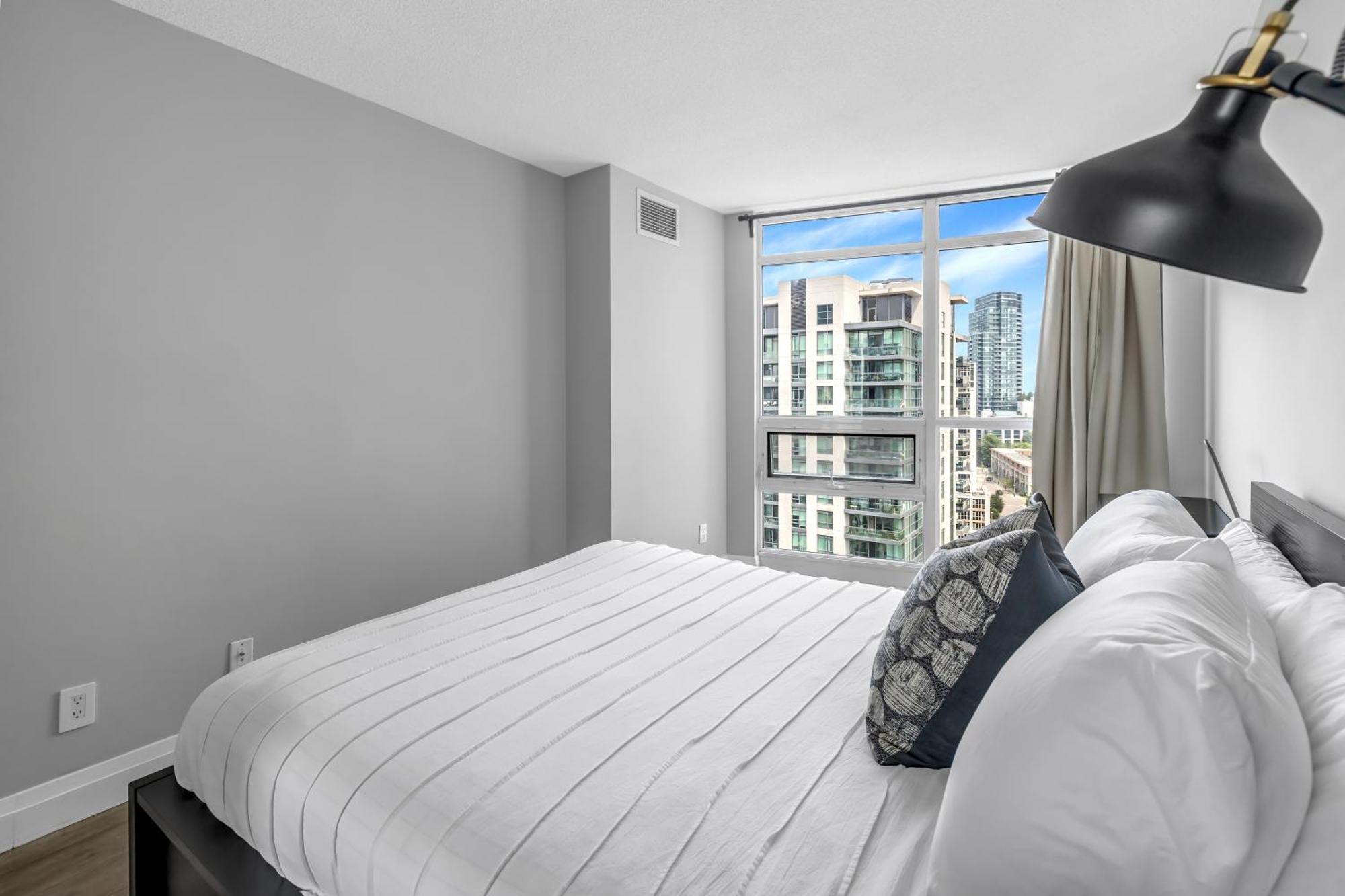 2 Bedroom Waterfront Condo Downtown W/ Free Parking تورونتو المظهر الخارجي الصورة